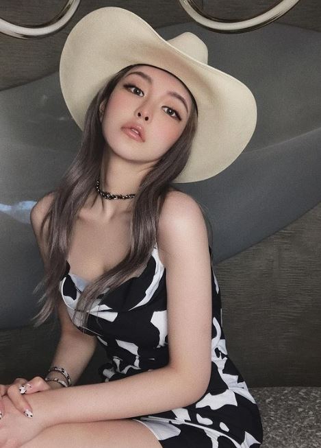 周揚青曾在社交網公開背面全裸照，即登上微博熱搜榜。