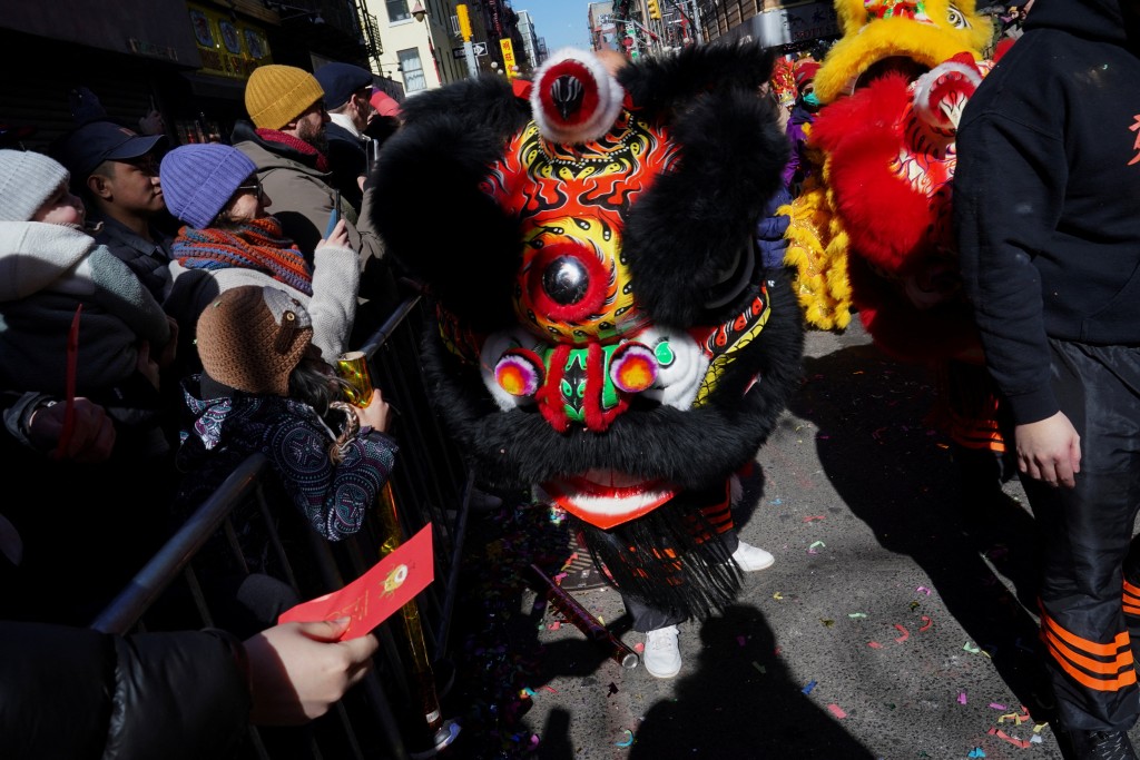 紐約唐人街舞獅慶祝新年。路透社