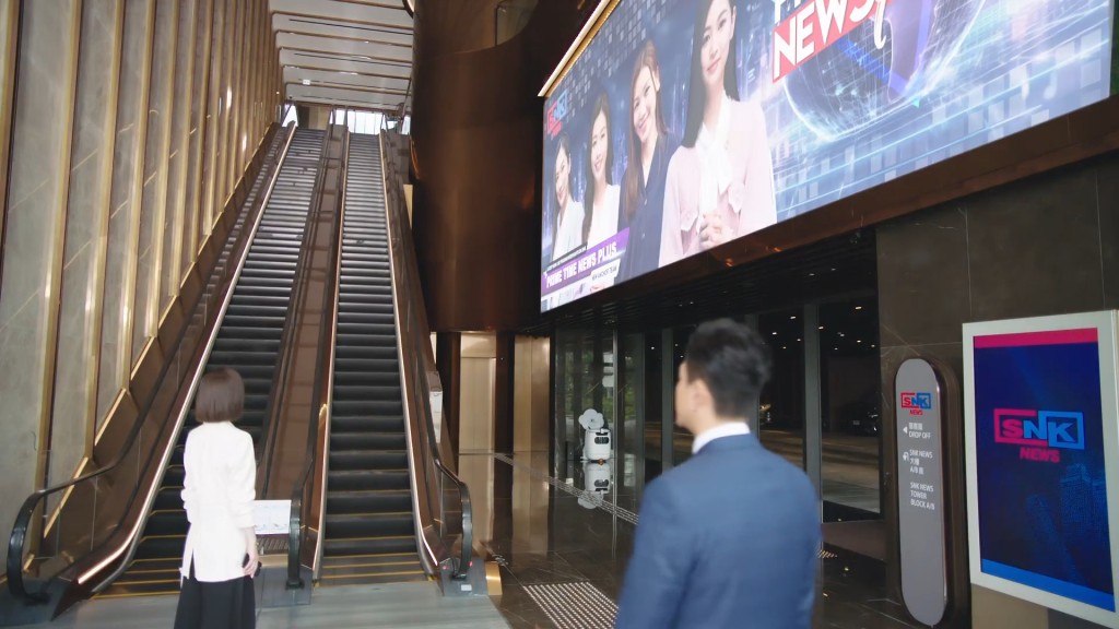 飾演「Kingstown Ku」的黃宗澤與佘詩曼在電視台門口相遇。