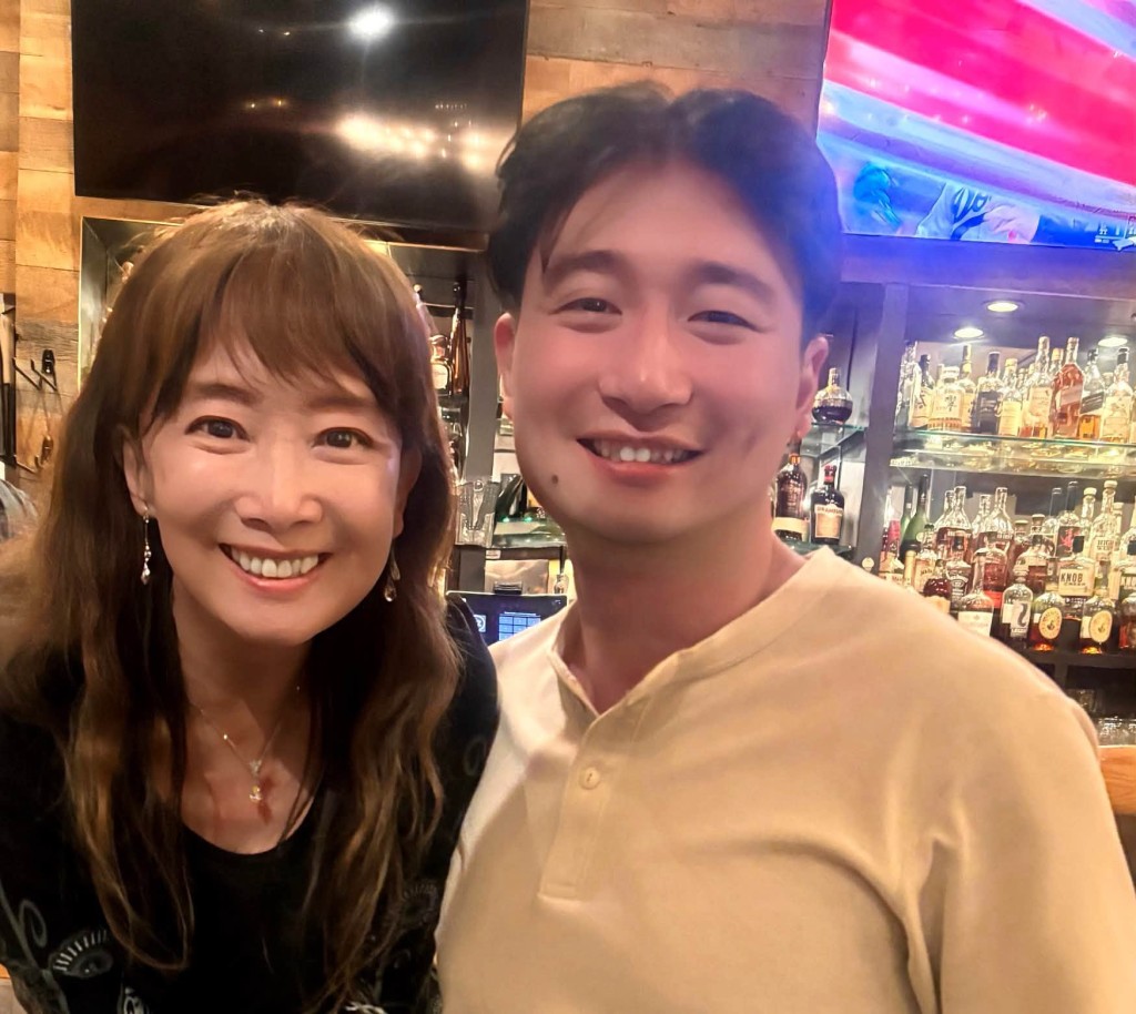 陳美齡和三兒子金子協平合照,二人如餅印一樣。 陳美齡和三兒子金子協平合照,二人如餅印一樣。