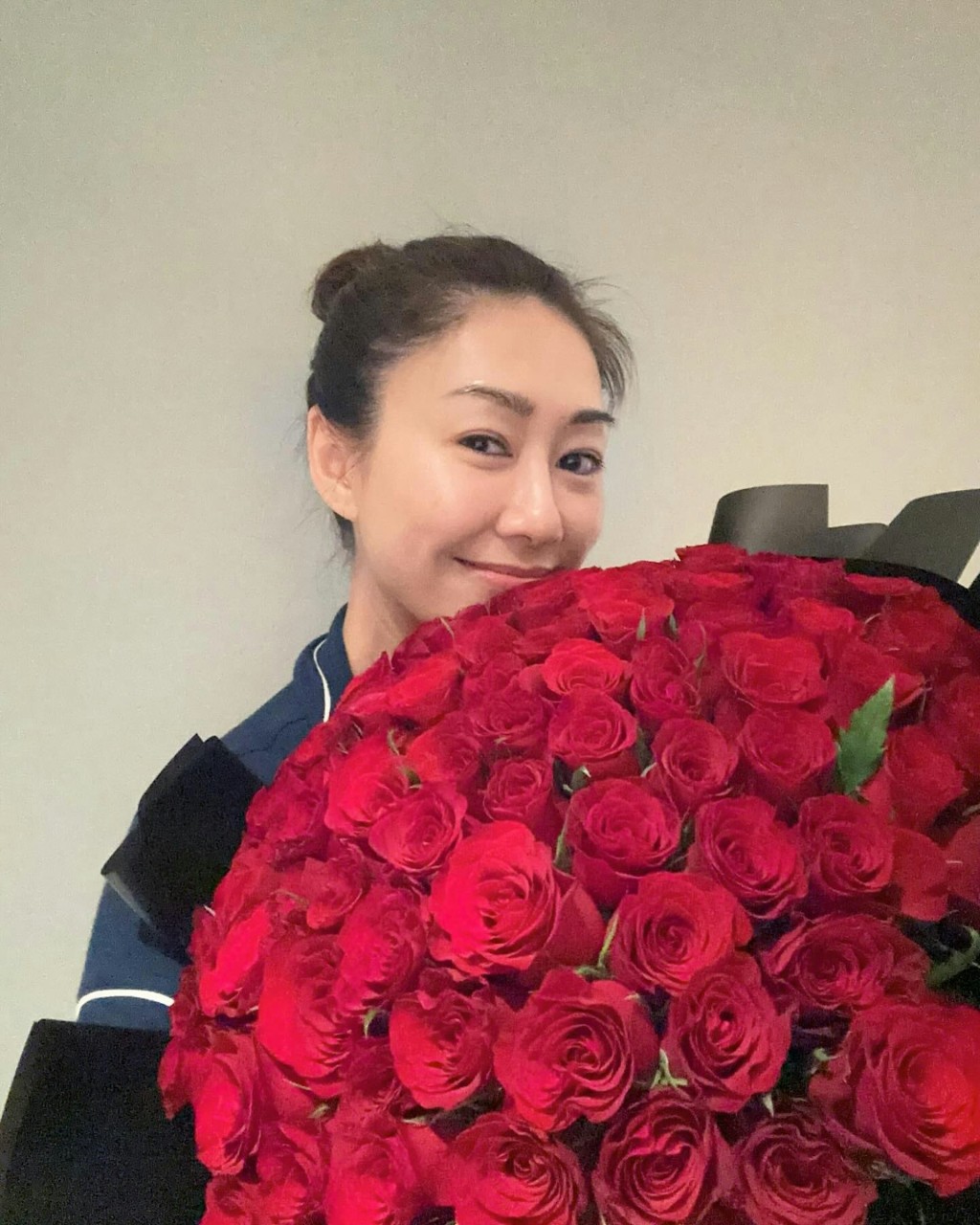 胡定欣早前曾晒出收花相。 胡定欣早前曾晒出收花相。