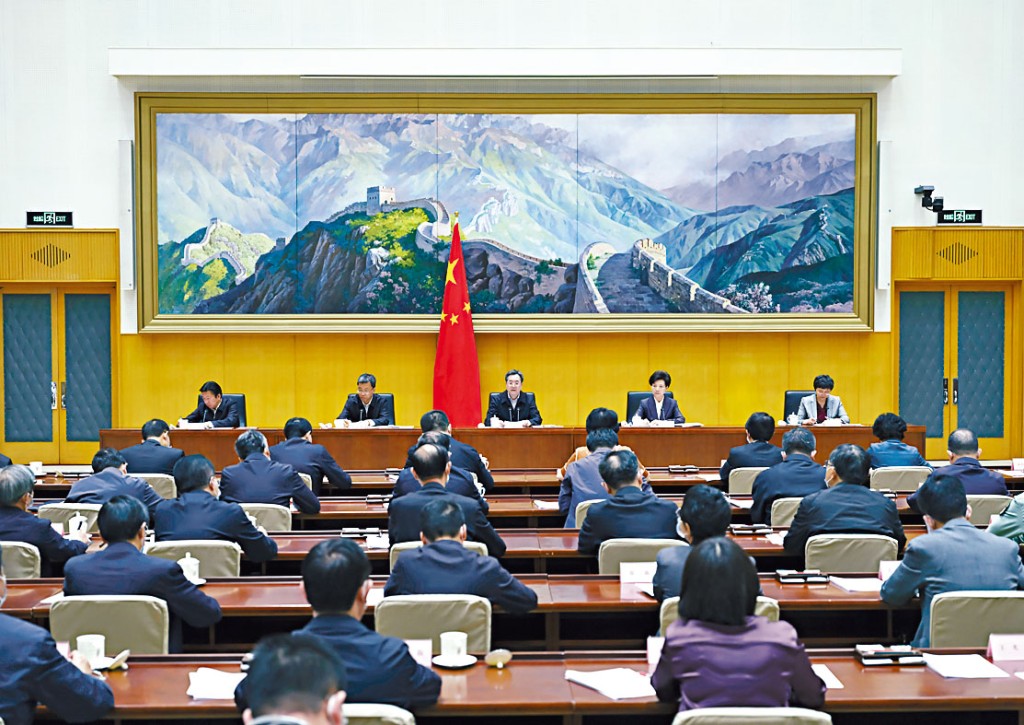 丁薛祥(中)出席全國高校畢業生就業工作電視電話會議。