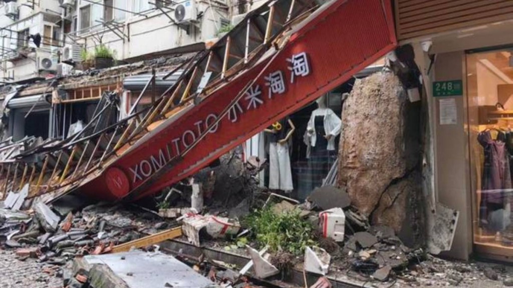 上海商業街店鋪招牌突然坍塌。寧波晚報