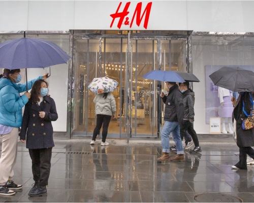 H&M官網存在「問題中國地圖」被約談。AP資料圖片
