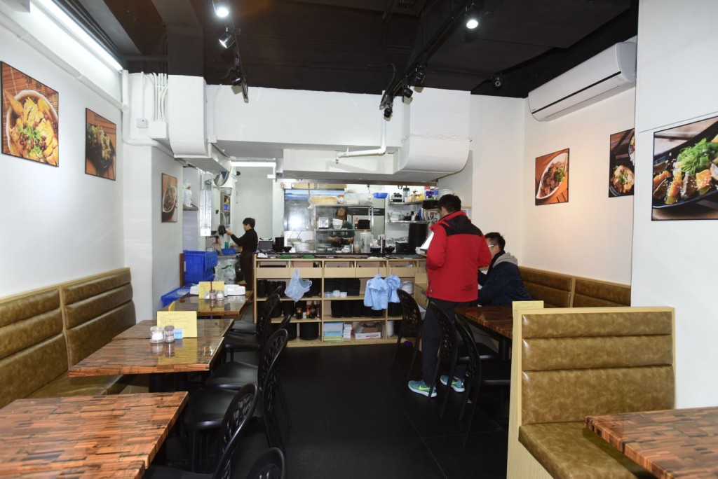 店員回舖後發現大閘被毀。丁志雄攝