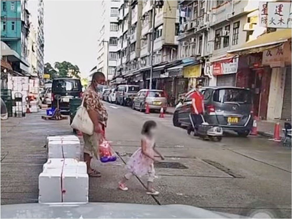 女童因心急趕上母親而沒留意有的士駛至。網圖