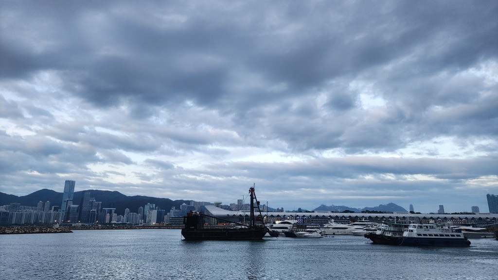 明日天氣持續惡劣,吹烈風至暴風,離岸及高地可能達颶風,有頻密狂風大驟雨及顯著風暴潮。 明日天氣持續惡劣,吹烈風至暴風,離岸及高地可能達颶風,有頻密狂風大驟雨及顯著風暴潮。