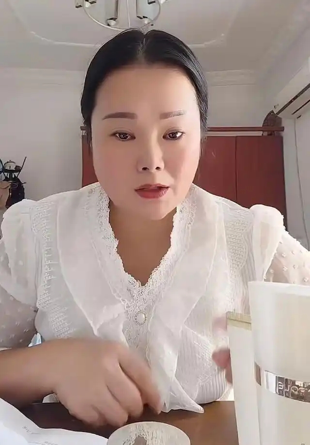 網紅「巧手花藝」是製作花藝作品的博主。