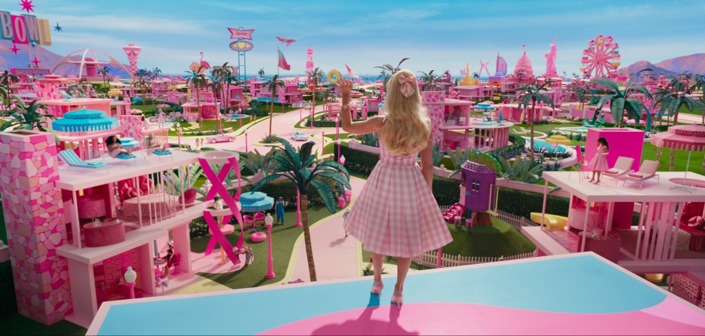 导演表示芭比乐园会融合所有不同色阶的粉红色，重点是在甚么地方要用深一点的粉色？甚么地方用浅浅的？