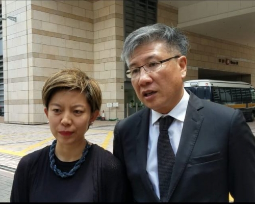 左為死者太太姜慧雨，右為代表律師鄭瑞泰。陸曉喬攝