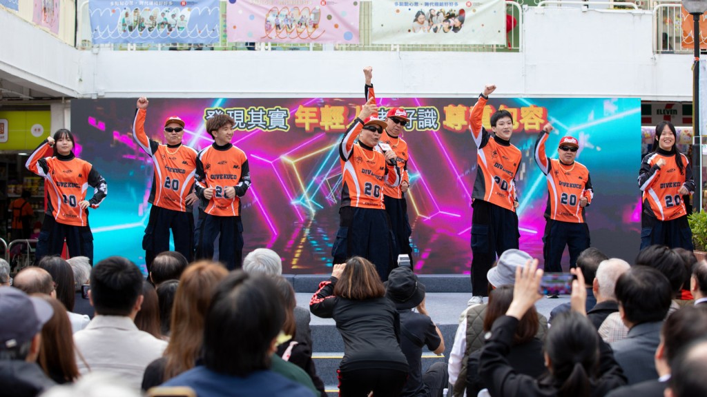 典禮當日，房協轄下屋邨長者與青少年組成的跨代表演團隊，以饒舌結合街舞形式演出《跨代舞動Rap情緣》