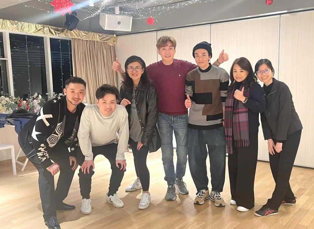 尹新杰依然与《中年2》参赛者聚会。