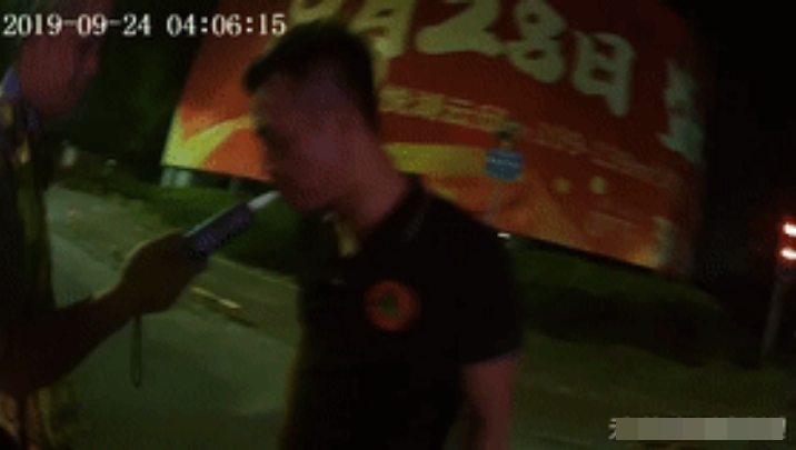 進行酒精呼氣測試,超出醉駕標準2倍。網圖