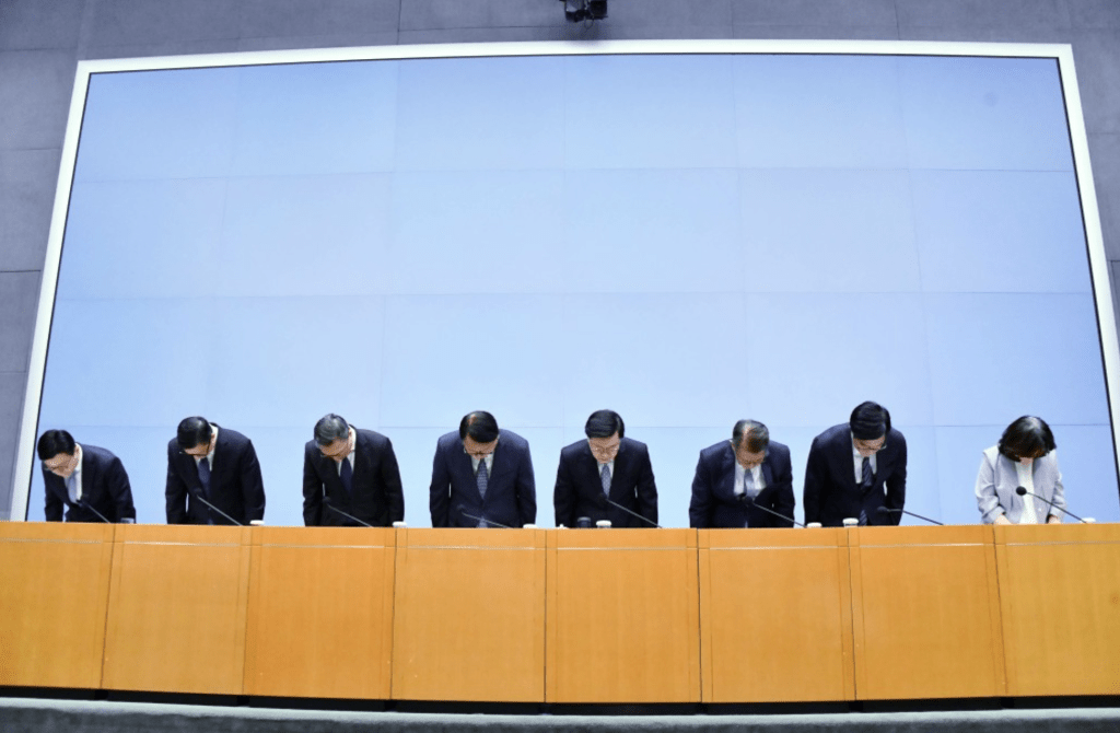 昨日記者會上,特首率領司局長向災民及市民鞠躬道歉,此一舉動相當罕見。 昨日記者會上,特首率領司局長向災民及市民鞠躬道歉,此一舉動相當罕見。