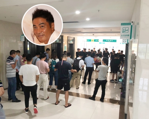 大批傳媒在醫院守候華哥,保安則一字排開封了手術室門外通道。