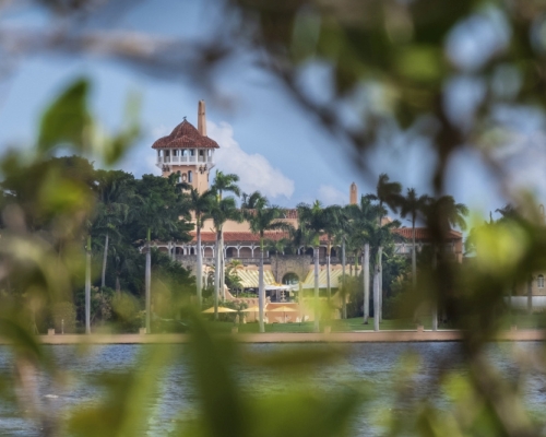 美國總統特朗普上周六在佛羅里達州私人別墅海湖莊園度假時，一名持有兩本中國護照及惡意軟件的中國女子闖入。AP