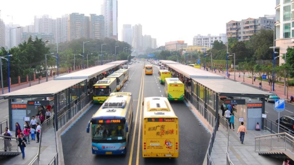 輝煌一時的廣州BRT在地鐵網絡完善，民眾改駕電動車下，客流下降要重組路線。