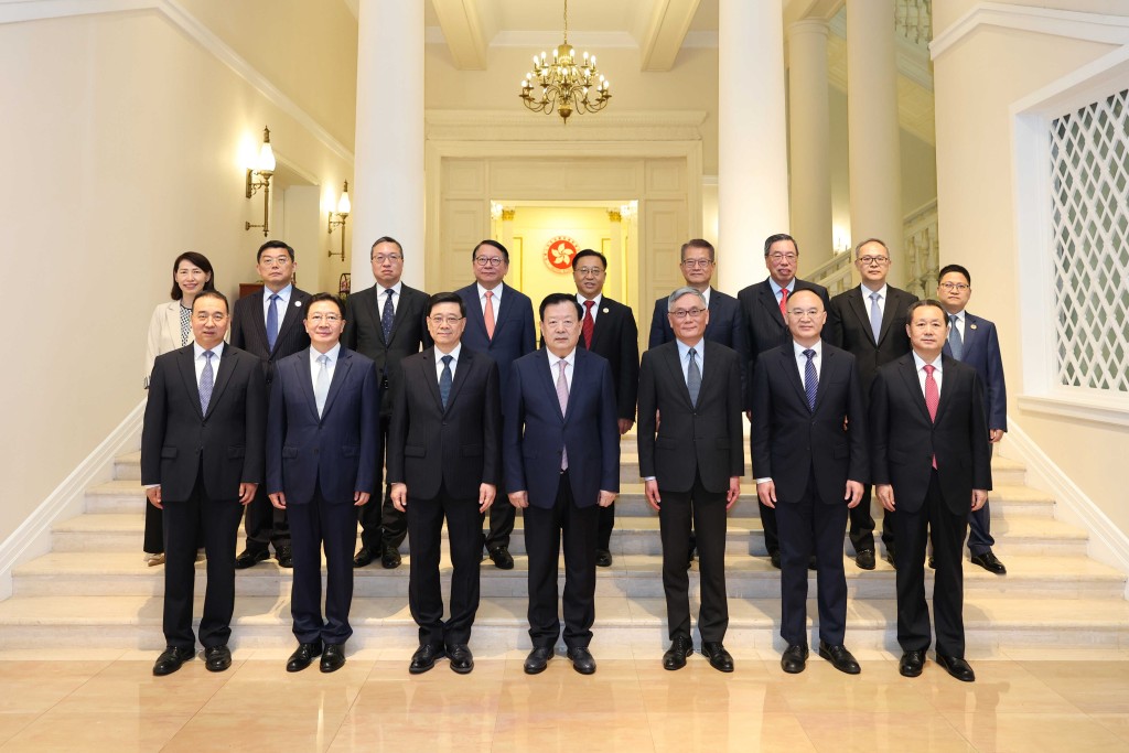 6月18日,夏寶龍晚上到禮賓府,與行政長官李家超和特區高層官員見面並進行座談。資料圖片 6月18日,夏寶龍晚上到禮賓府,與行政長官李家超和特區高層官員見面並進行座談。資料圖片