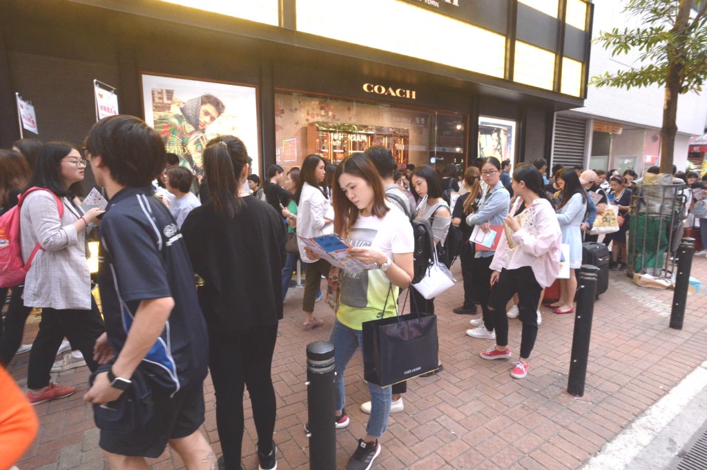 銅鑼灣百貨公司外派長龍