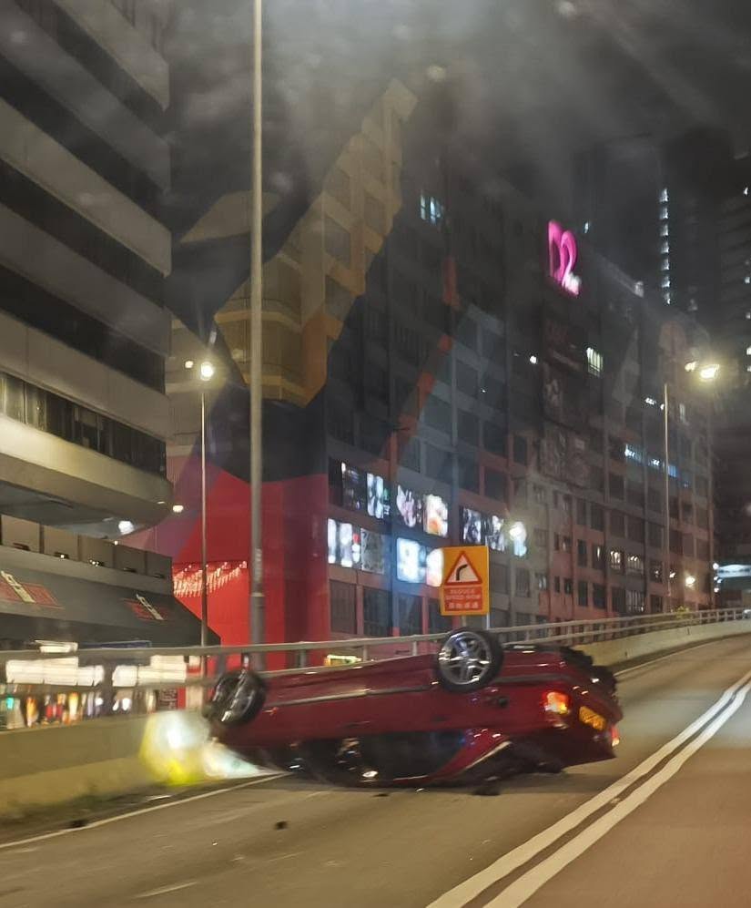 紅色私家車全車反轉停在慢線上。FB 突發馬路車cam大全圖片