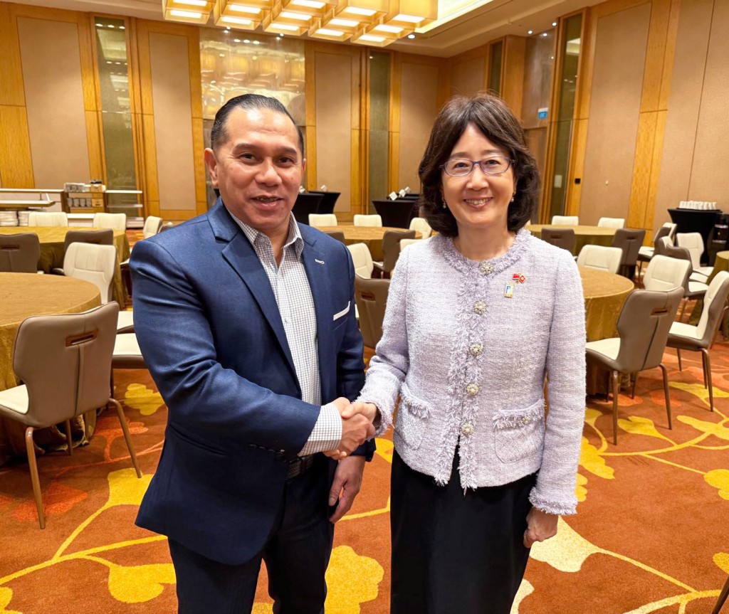 私隱專員鍾麗玲(右)與文萊資訊通訊技術產業管理局局長Haji Jailani bin HAJI BUNTAR(左)會面。私隱專員公署圖片 私隱專員鍾麗玲(右)與文萊資訊通訊技術產業管理局局長Haji Jailani bin HAJI BUNTAR(左)會面。私隱專員公署圖片
