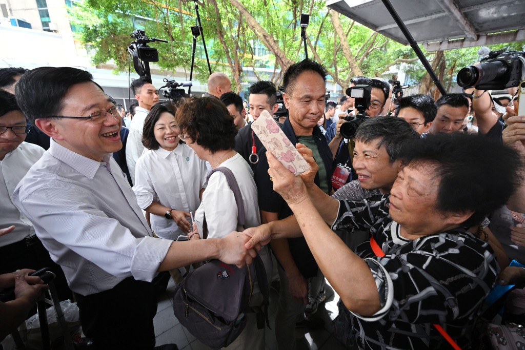 巿民和李家超握手。蘇正謙攝 巿民和李家超握手。蘇正謙攝