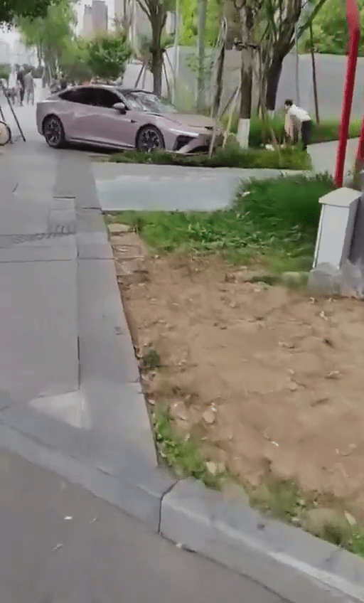 肇事车辆撞向一行人路后一度停了下来。