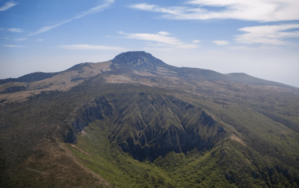 漢拏山於1970年3月被指定為國立公園。VISITKOREA網站
