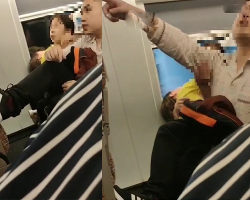 高铁上的男子猛踹前排椅背，大声叫嚣：就不给你放！要么你换个位子！(网图)