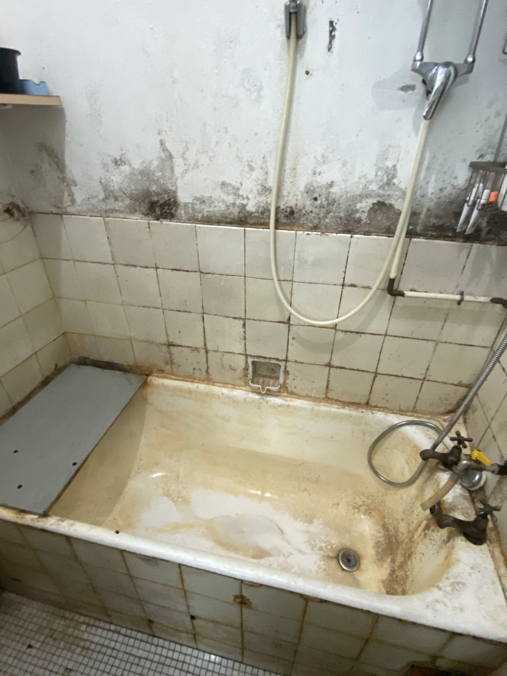 浴室充斥久未清洁的污垢。