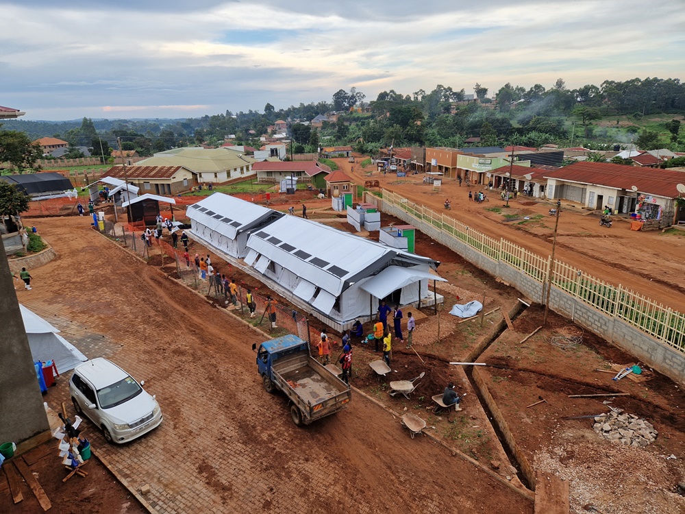 烏干達在9月下旬宣布爆發伊拉波疫情，無國界醫生迅速展開應對工作，包括在疫情中心的穆本德區建造兩所伊波拉治療中心。© Augustin Westphal/MSF