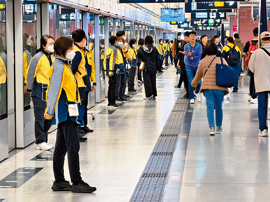 港鐵昨派出大批職員在屯馬綫月台協助乘客轉車。