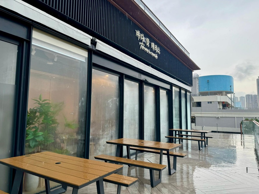 Terrace in seaside設有戶外以及室內座位。