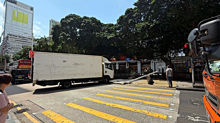 貨車撞毀燈柱。fb：馬路的事 (即時交通資訊台)
