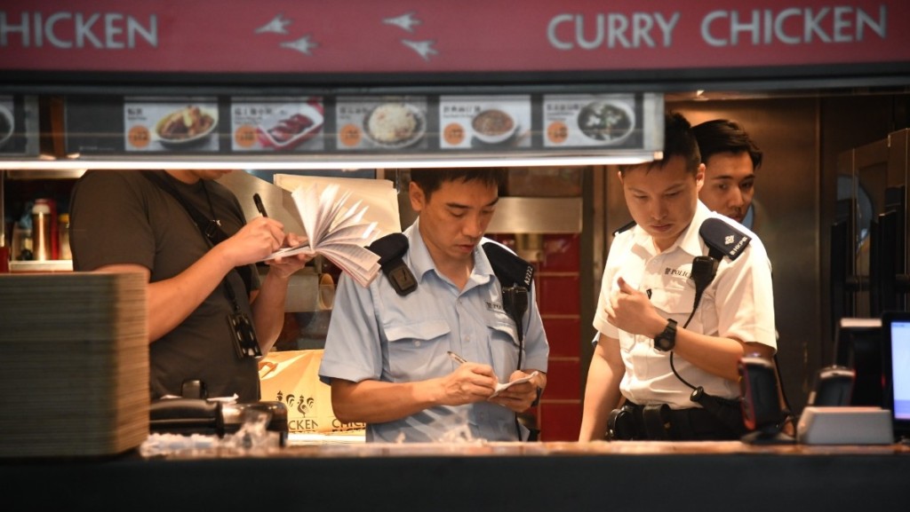 警員到餐店調查。