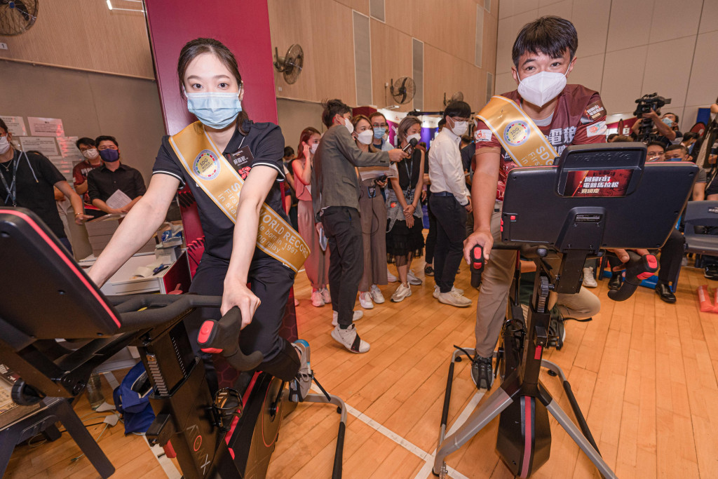 黃金寶（右）及香港花式單車運動員蘇嘉敏（左）一同參與最後衝線，聯同廣州健兒打造全新SDG世界紀錄。公關提供圖片