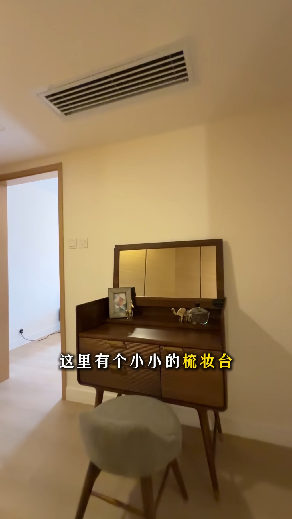 有梳妝枱。（YouTube頻道「呂米高房產」截圖）