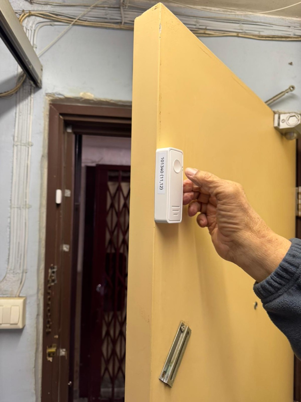 李嘉恒與「九龍城獅子會」合作,推行「長者大門感應器」服務計劃。李嘉恒提供 李嘉恒與「九龍城獅子會」合作,推行「長者大門感應器」服務計劃。李嘉恒提供