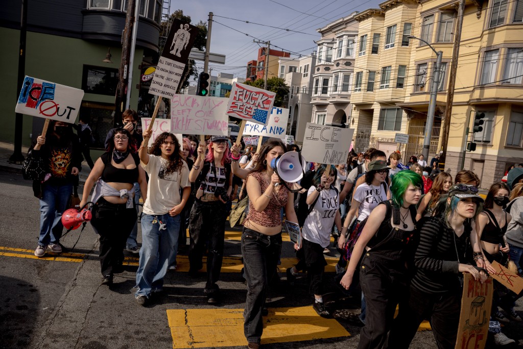 全美各地大批示威者上街抗議特朗普政府的移民執法政策。美聯社