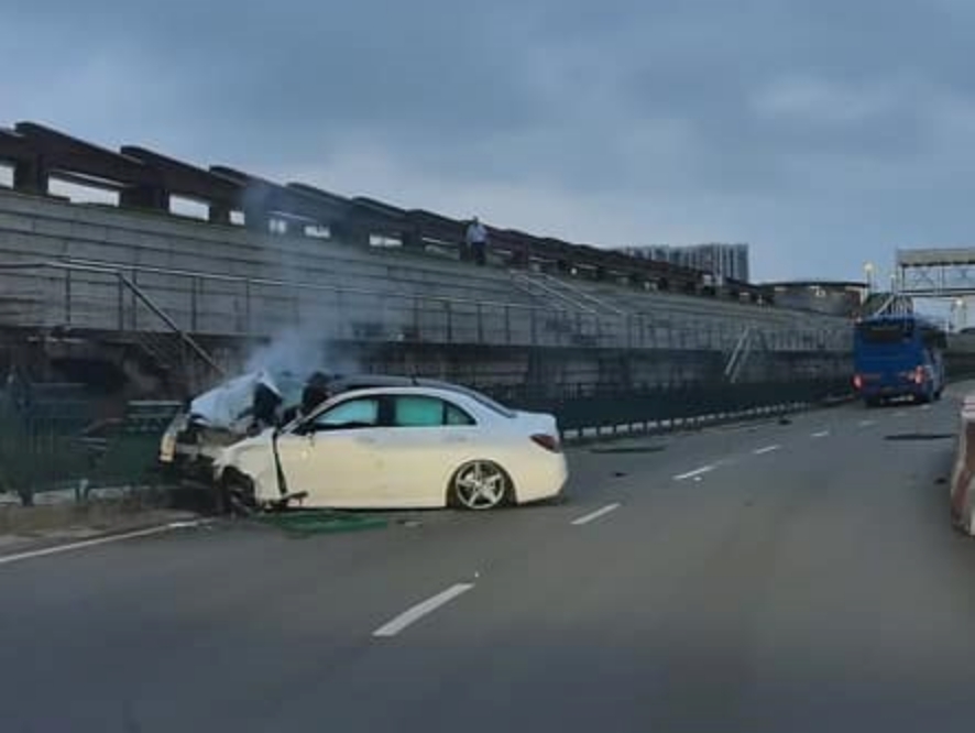 意外後私家車車頭冒白煙。FB:澳門交通現場 意外後私家車車頭冒白煙。FB:澳門交通現場