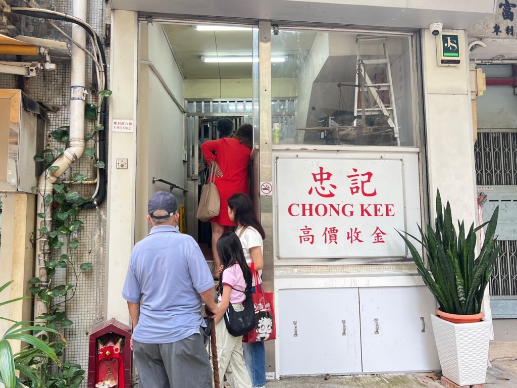 不少市民到金行排队交易。曹露尹摄