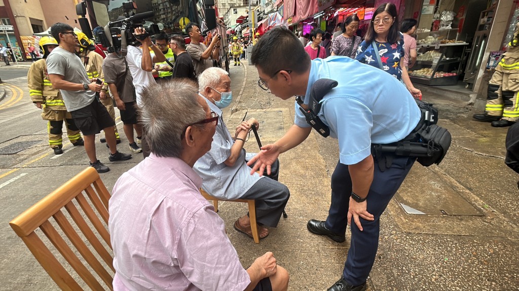 街坊疏散到樓下暫避。