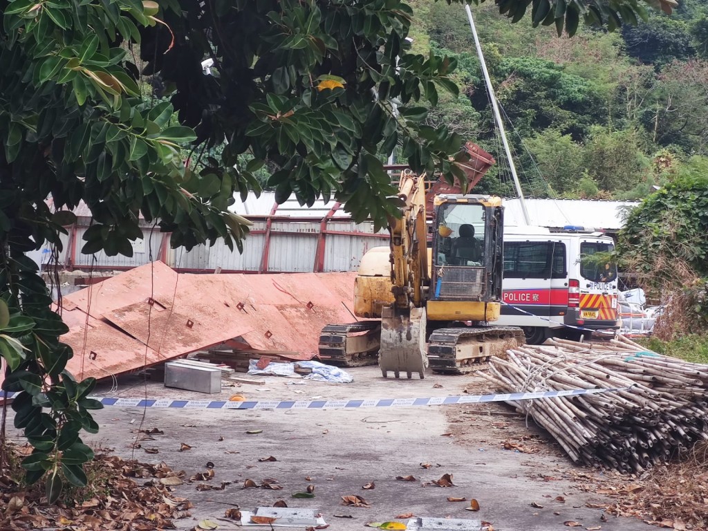 地盤兩名工人被高處墮下的圍板砸中1死1傷。梁國峰攝