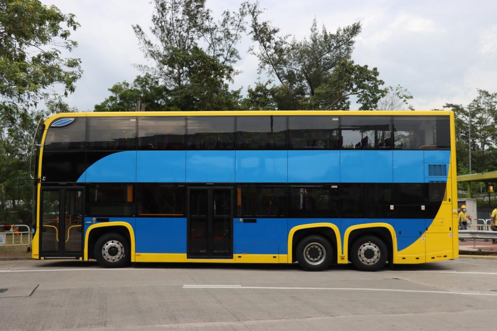 巴士車身以城巴車隊的經典黃色，再加上象徵電能及零排放的鮮藍色作為主要色調。
