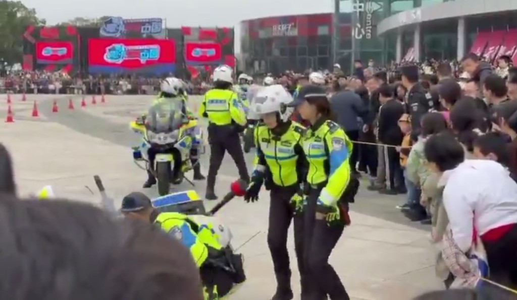 女交警撞倒小童後只顧電單車，未有理會傷者而惹來網民批評。