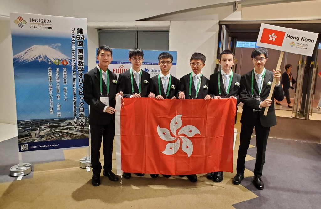 香港學生在奧數及奧物理比賽取得佳績。圖為香港代表參加奧數比賽。他們是（左起）姚縉熹、伍學禮、謝昶豪、關容浩、劉嘉泓和朱卓熹。政府新聞處圖片