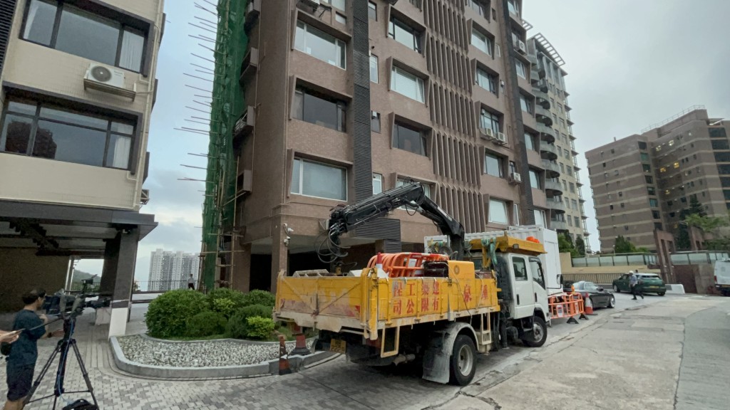 淺水灣道19號、21號及23號出現停電。