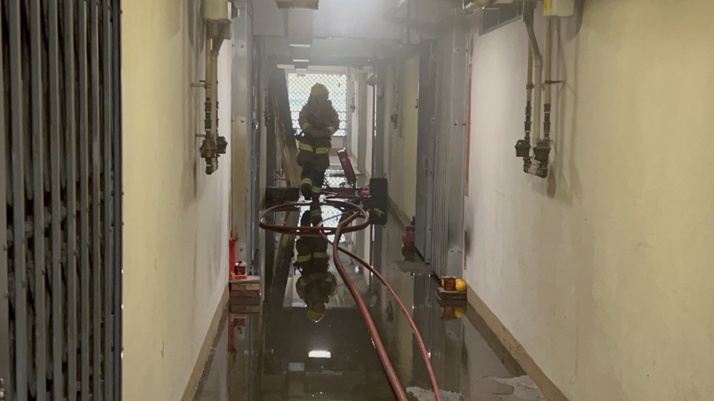 消防員開喉灌救，將火救熄。