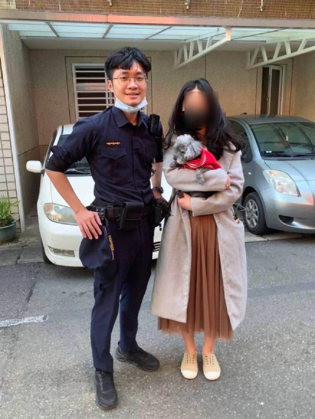 陳女在警方協助下尋回愛犬喜極而泣。中時