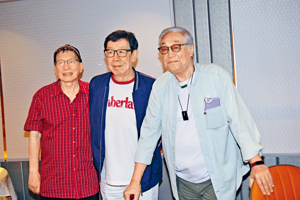 修哥（中）即將開紅館騷，於是搵埋曾江（右）、Joe Junior齊透過傳媒尋「四哥」謝賢，望「四個小生」可以再聚首。
　　